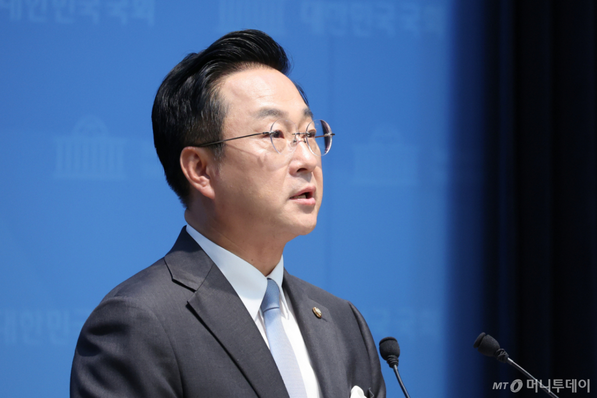 (서울=뉴스1) 신웅수 기자 = 박성준 더불어민주당 의원이 12일 서울 여의도 국회 소통관에서 최고위원 출마 기자회견을 하고 있다. 2026.7.12/뉴스1 Copyright © 뉴스1. All rights reserved. 무단 전재 및 재배포, AI학습 이용 금지. /사진=(서울=뉴스1) 신웅수 기자