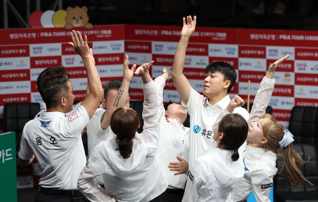 휴온스 선수들이 승리 후 세리머니를 하고 있다. /사진=PBA 투어 제공