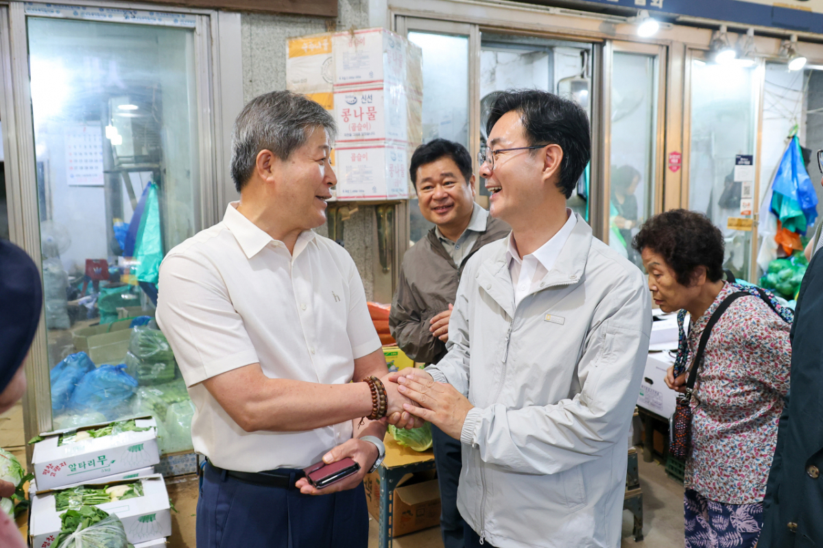 최동민 동대문구청장이 지난달 2일 오전 민선9기 첫 민생 현장 행보로 청량리시장을 찾아 상인들을 만났다. /사진제공=동대문구