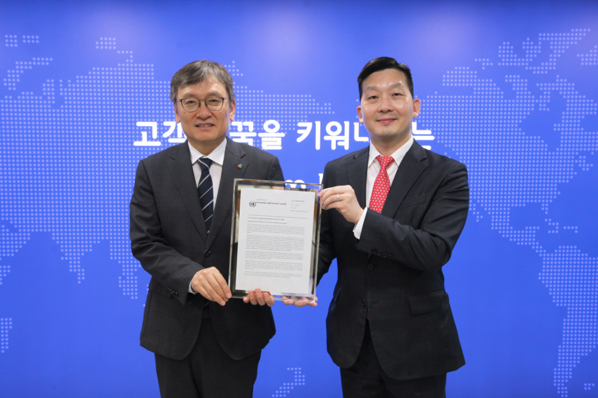 DB증권 여의도 본사에서 김정훈 UN SDGs 협회 대표(오른쪽)와 곽봉석 DB증권 대표이사가 기념사진을 촬영하고 있다./사진=DB증권
