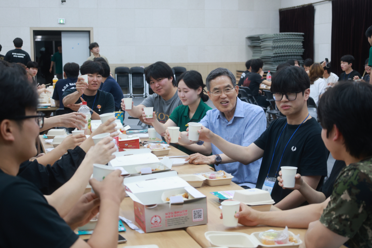 유길상 한기대 총장이 재학생들과 간식을 나누며 소통하고 있다./사진제공=한기대