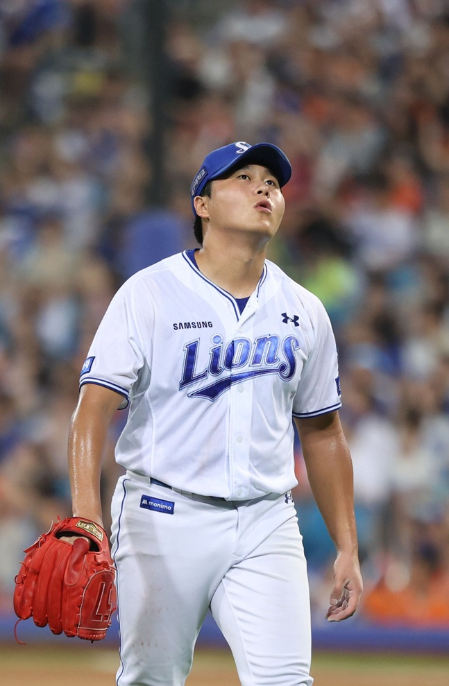 삼성 라이온즈 좌완 이승현이 15일 한화 이글스전에서 두 번째 투수로 등판해 이닝을 막아내고 더그아웃으로 향하고 있다. /사진=삼성 라이온즈 제공