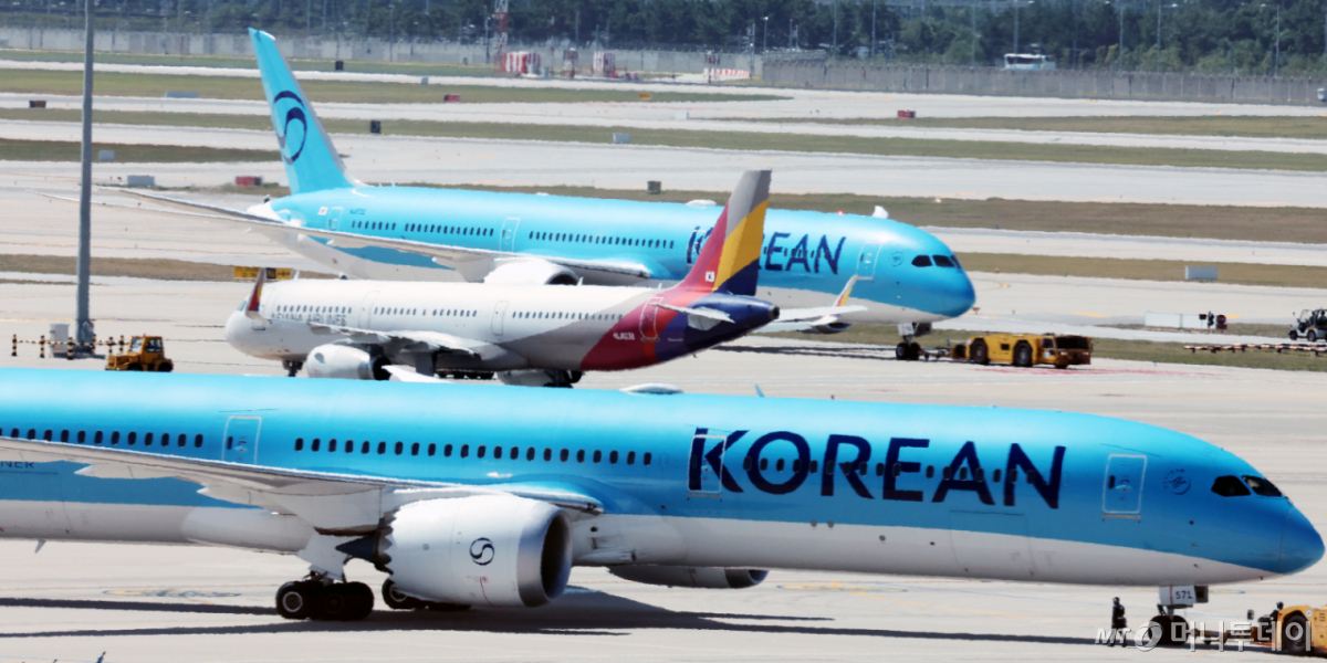 지난 12일 인천국제공항 제2여객터미널 활주로에 대한항공과 아시아나 항공기가 이동하고 있다./사진=뉴시스