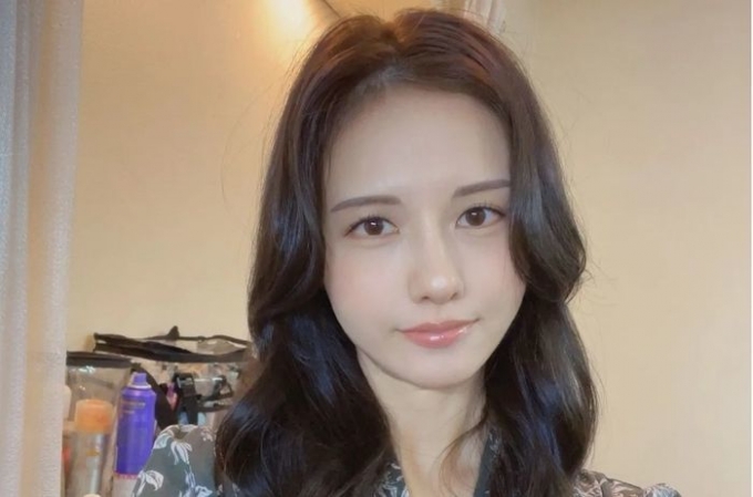 일본에서 매독이 폭증한 2024년 유명 성인물(AV) 여성 배우 무토 아야카도 매독 양성 판정을 받아, 예정된 촬영을 모두 취소한 사실이 보도되면서 일본 사회에 충격을 줬다. 그는 "증상을 전혀 느끼지 못해 매독에 걸린 사실을 알지 못했다"며 "검사가 잘못됐을지 모른다는 생각에 다른 병원을 찾았지만 최종 '양성'으로 판정받았다"고 말했다. /사진=무토 인스타그램