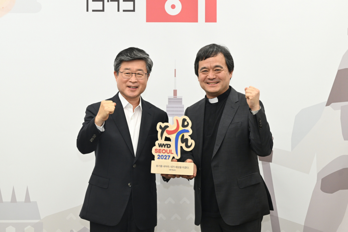 지난 13일 중구 구청장실에서 열린 서울 WYD 조직위와 협약식에는 김길성 중구청장과 서울 WYD 조직위원장인 정순택 천주교 서울대교구장을 대신해 서울대교구 제1지구장인 박광원 세례자요한 신부가 참석해 기념 촬영하고 있다. /사진제공=서울 중구