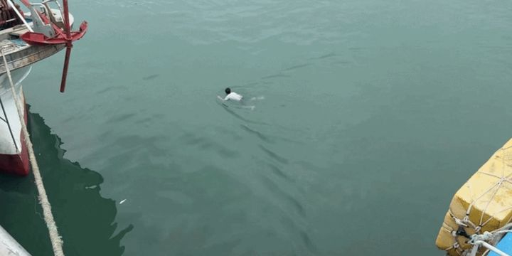 불법 체류 사실이 드러나자 바다로 뛰어들어 도주하거나 선박 내부에 숨어 있던 베트남 국적 불법체류자 3명이 붙잡혔다. 사진은 불법 체류자가 바다로 뛰어들어 도망치고 있는 모습./사진=뉴시스(보령해양경찰서 제공)