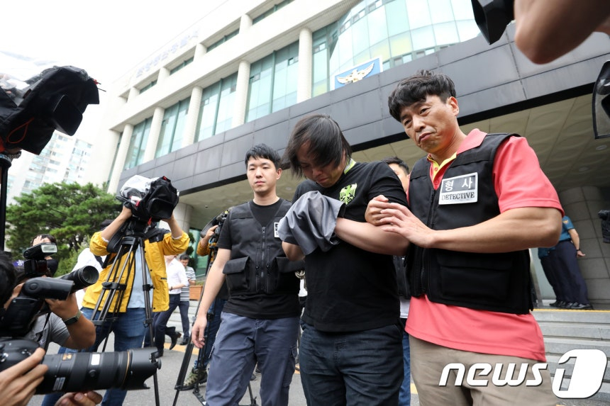 2018년 8월 노래방 도우미를 교체해달라는 손님과 말다툼 끝에 살해하고 시신을 훼손, 유기한 피의자 변경석(34)이 경기도 안양동안경찰서에서 수원지방검찰청 안양지청으로 송치되고 있다./사진=뉴스1