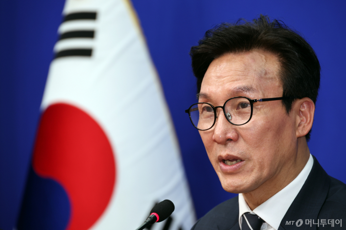 [서울=뉴시스] 최진석 기자 = 김민석 더불어민주당 대표가 18일 여의도 국회에서 강훈식 대통령비서실 비서실장과 접견하며 발언하고 있다. 2026.08.18. myjs@newsis.com /사진=최진석