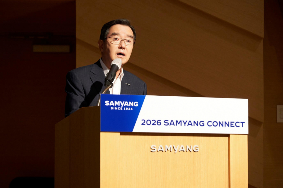 김윤 회장이 18일 판교 삼양디스커버리센터에서 개최한 ‘2026년 SAMYANG CONNECT'에서 직원들에게 상반기 경영 성과와 하반기 전략 방향을 설명하고 있다/사진=삼양그룹