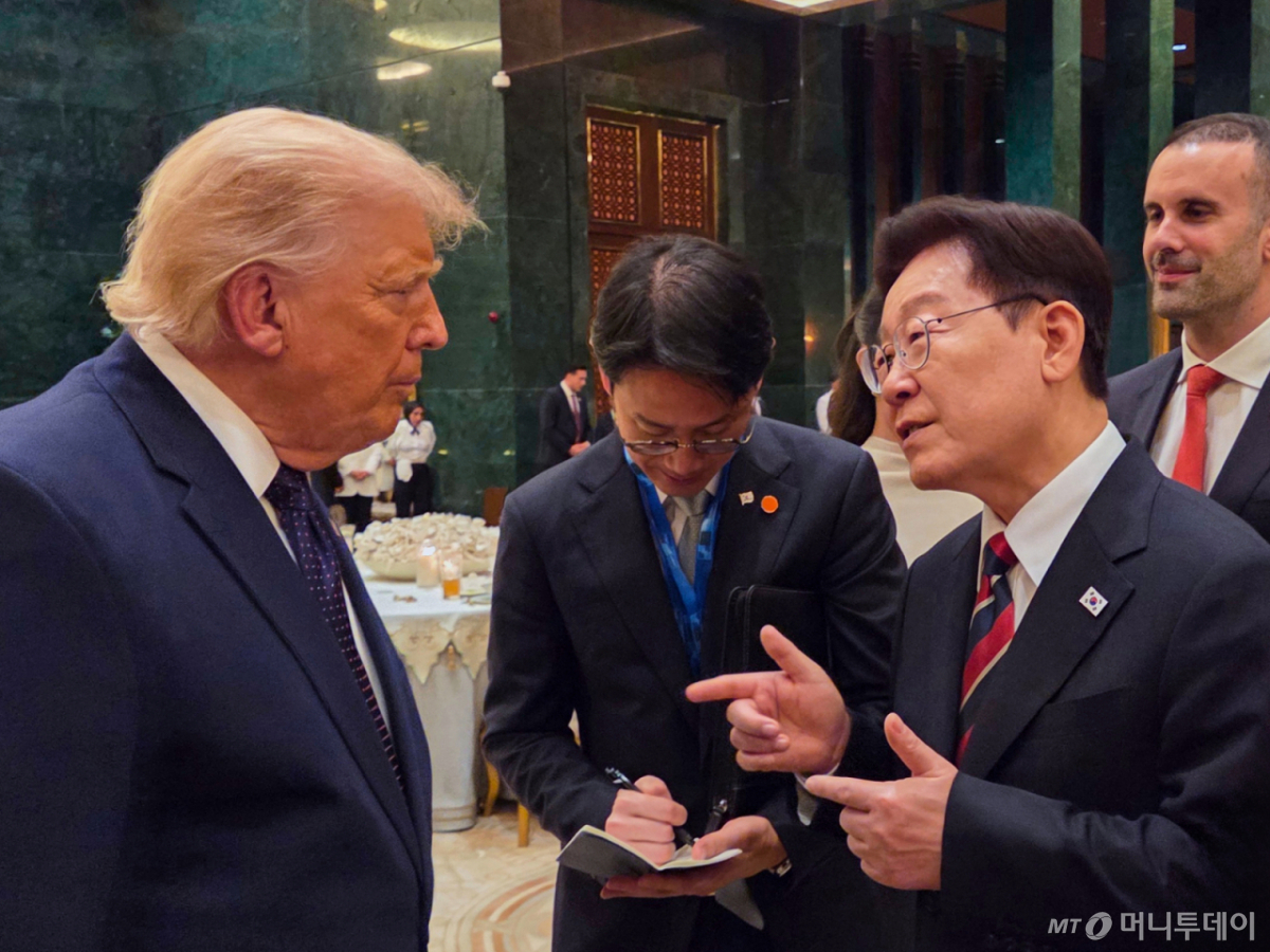 [앙카라=뉴시스]  북대서양조약기구(NATO·나토) 정상회의에 참석 중인 이재명 대통령과 도널드 트럼프 미국 대통령이 7일(현지 시간) 튀르키예 앙카라 대통령궁에서 열린 레젭 타입 에르도안 튀르키예 대통령 주최 환영 만찬에서 대화하고 있다. (공동취재) 2026.07.08.