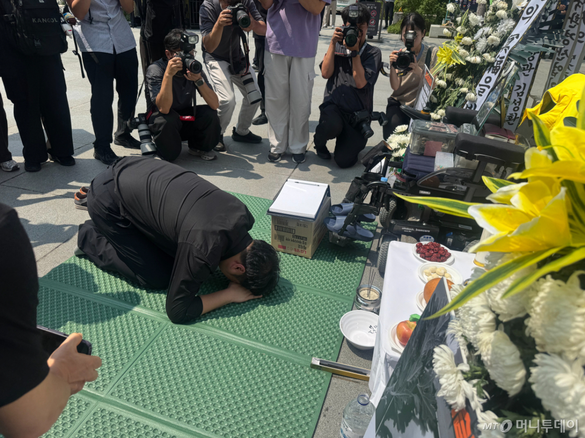 고 서영철 대표의 아들인 서한결씨가 아버지를 향해 절을 올리고 있는 모습./사진=조유진 기자.