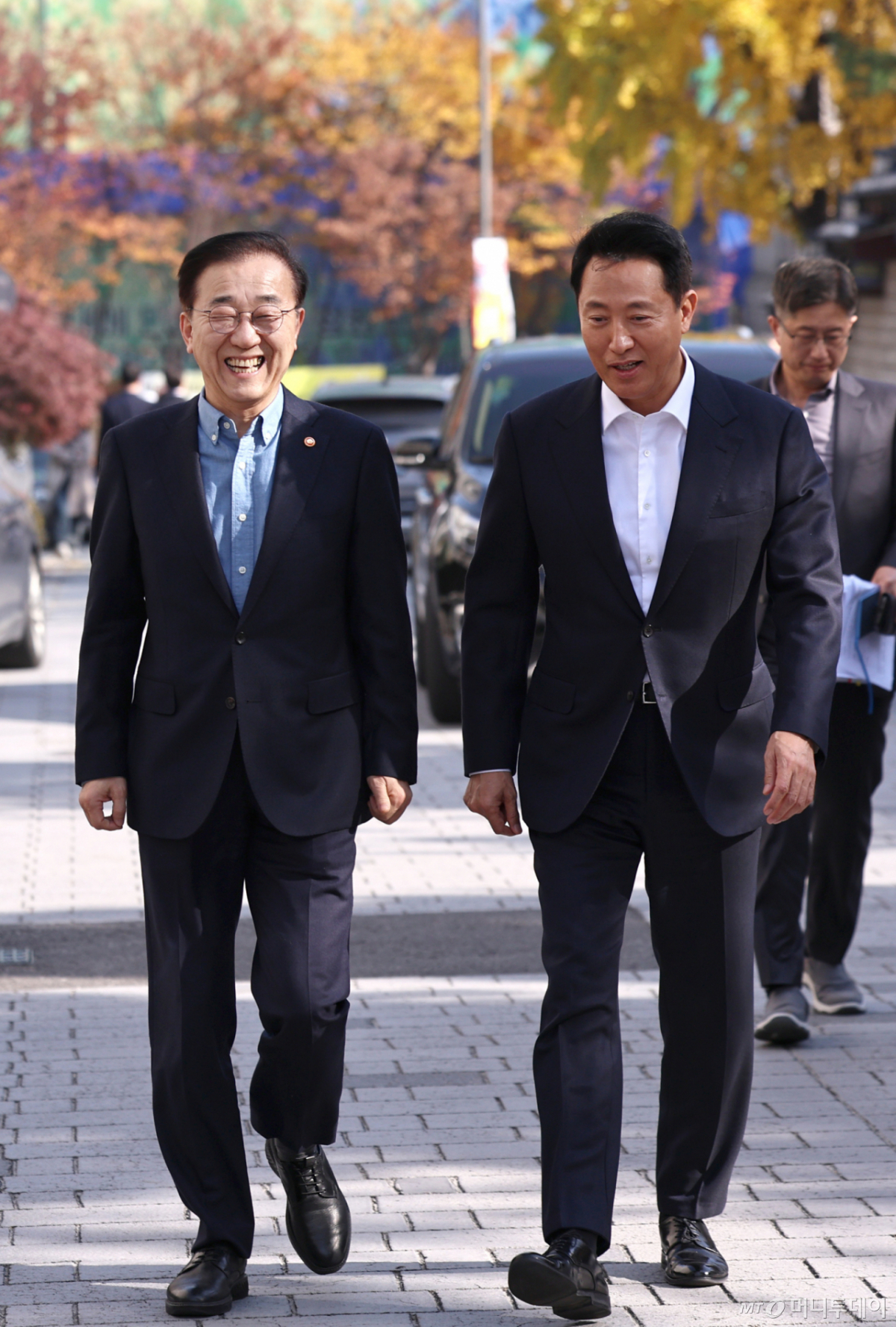(서울=뉴스1) 구윤성 기자 = 김윤덕 국토교통부 장관(왼쪽)과 오세훈 서울시장이 13일 서울 중구의 한 한식당에서 오찬 면담을 마친 뒤 브리핑 장소로 이동하며 대화하고 있다. 2025.11.13/뉴스1 Copyright © 뉴스1. All rights reserved. 무단 전재 및 재배포, AI학습 이용 금지. /사진=(서울=뉴스1) 구윤성 기자
