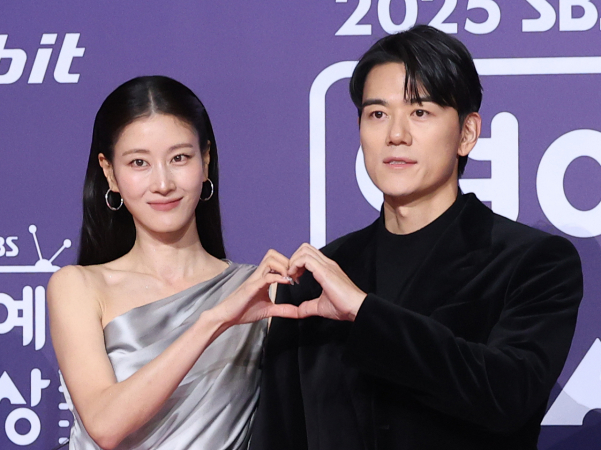 모델 겸 방송인 이현이(왼쪽)와 그의 남편 홍성기가 지난해 12월 서울 마포구 상암 SBS 프리즘 타워에서 열린 '2025 SBS 연예대상' 레드카펫 행사에서 포즈를 취하고 있다. /사진=뉴스1