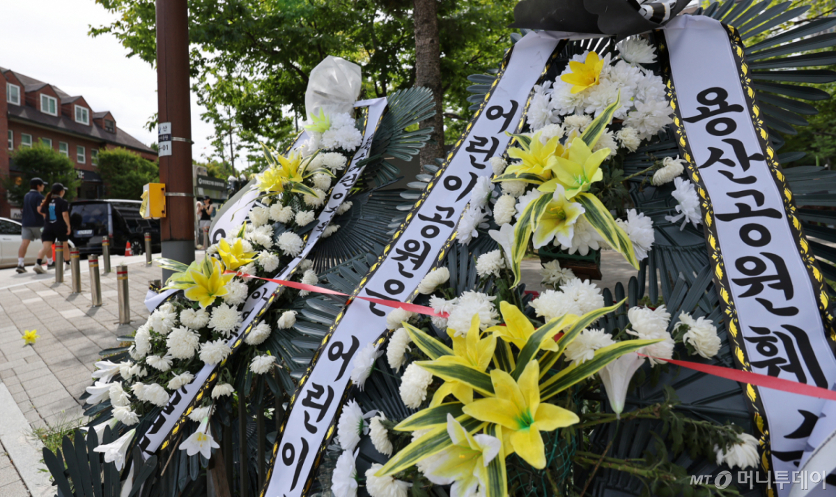 (서울=뉴스1) 박지혜 기자 = 9일 서울 용산구 용산어린이정원 입구에 정부의 용산공원 부지 주택 공급 검토에 반대하는 근조화환들이 줄지어 세워져 있다. 용산구 주민 1000여 명으로 구성된 ‘용산공원지키기 주민모임’은 정부가 용산기지 부지 일부인 용산어린이정원에 임대주택 등을 조성하는 방안을 검토하자 주거 환경 악화와 인근 주택의 자산 가치 훼손 등을 우려하며 반발하고 있다. 2026.8.9/뉴스1 Copyright © 뉴스1. All rights reserved. 무단 전재 및 재배포, AI학습 이용 금지. /사진=(서울=뉴스1) 박지혜 기자