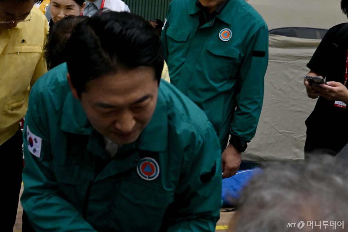 [거제=뉴시스] 차용현 기자 = 국민의힘 장동혁 대표가 18일 오전 폭우 피해를 입은 경남 거제시를 찾아 옥포초등학교에 마련된 대피소에서 수재민을 위로하고 있다. 2026.08.18. con@newsis.com /사진=