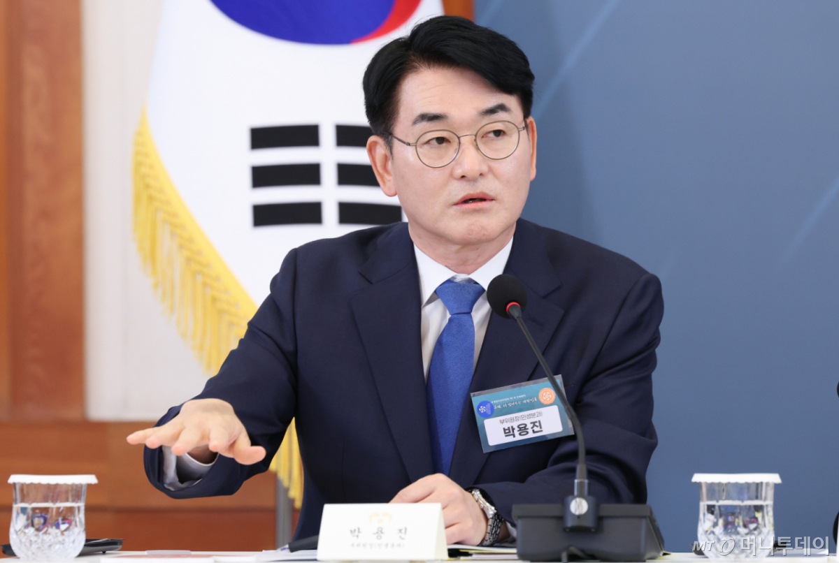 Park Yong-jin, Vice Chairman of the Regulatory Reform Committee, is speaking at the first plenary meeting of the Regulatory Reform Committee held at Cheong Wa Dae on the 15th. /Photo=NEWS1