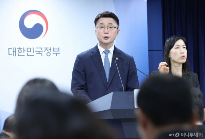 류제명 과학기술정보통신부 2차관이 18일 오전 서울 종로구 정부서울청사에서 독자 AI파운데이션 모델 프로젝트 2차 단계평가 결과 발표를 하고 있다./사진=뉴시스