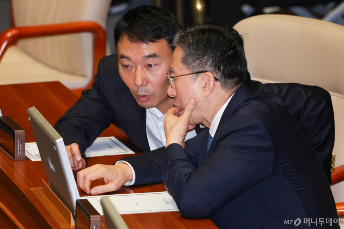 (서울=뉴스1) 안은나 기자 = 정성호 법무부 장관이 22일 오전 서울 여의도 국회 본회의장에서 김용민 더불어민주당 의원과 대화하고 있다. 2025.8.22/뉴스1 Copyright © 뉴스1. All rights reserved. 무단 전재 및 재배포, AI학습 이용 금지. /사진=(서울=뉴스1) 안은나 기자