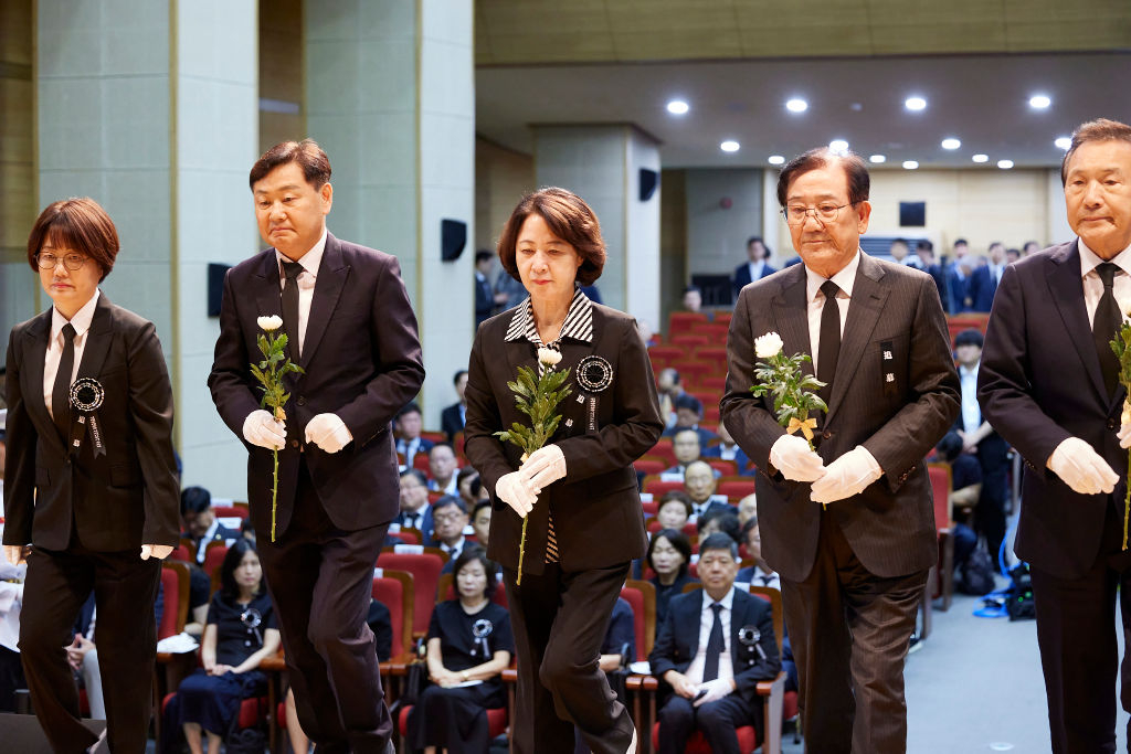 18일 오전 국립서울현충원 현충관에서 열린 김대중 전 대통령 서거 17주기 추모식에서 추미애 경기도지사(가운데)가 헌화하고 있다./사진제공=경기도
