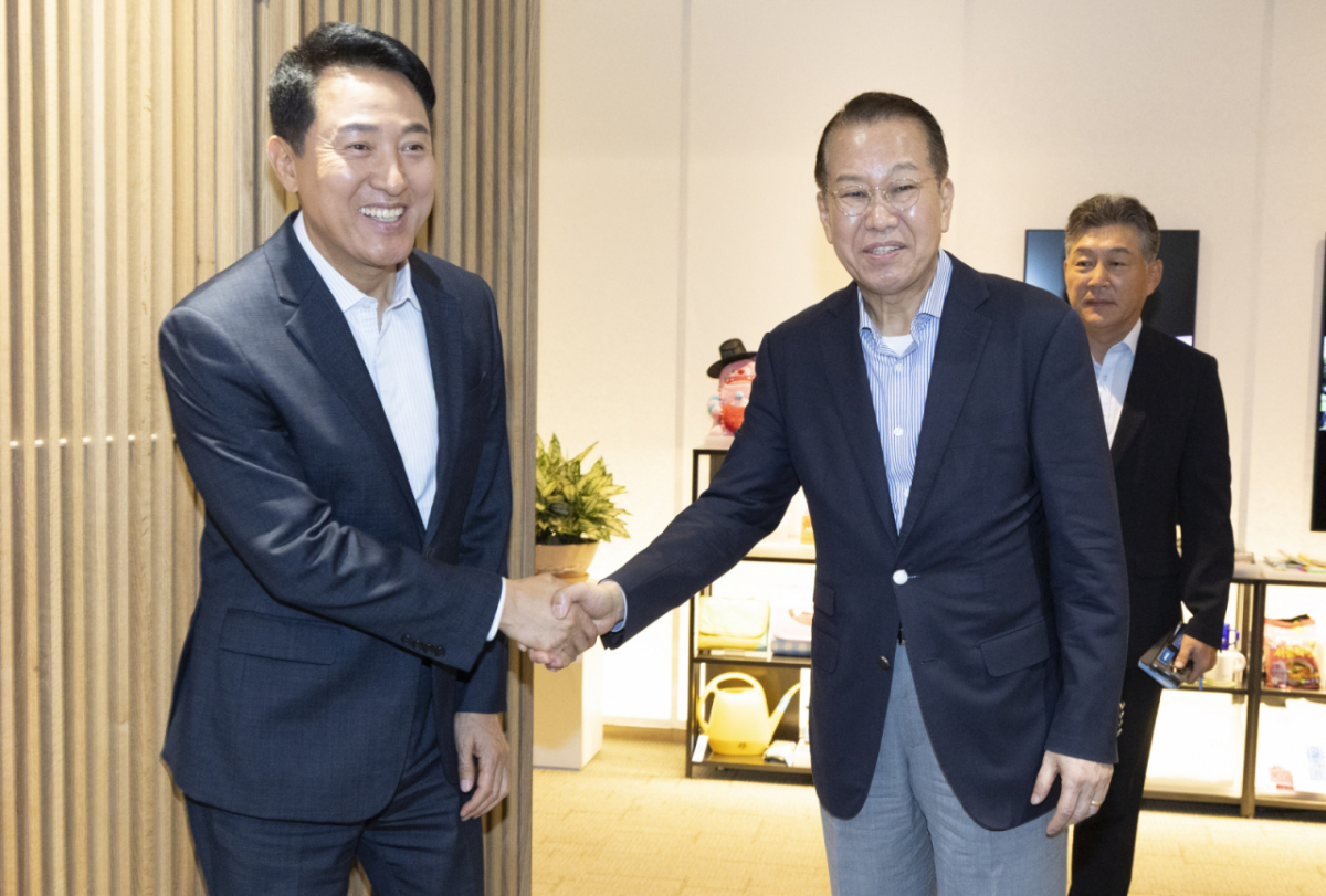 오세훈 서울시장이 18일 오후 서울 중구 서울시청 집무실에서 용산구를 지역구로 둔 권영세 국민의힘 의원과 용산 어린이정원 공공임대주택 단지 조성과 관련한 회동을 하기에 앞서 인사를 나누고 있다. (공동취재) /사진=뉴시스