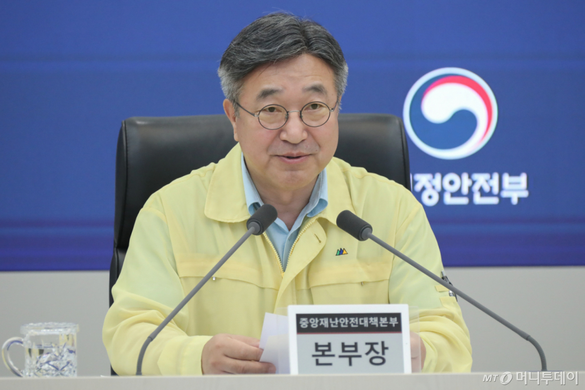 (서울=뉴스1) = 윤호중 행정안전부 장관이 17일 오전 정부세종청사에서 열린 '8.15~17일 호우 대처 중앙재난안전대책본부 회의'에서 모두 발언을 하고 있다. (행정안전부 제공. 재판매 및 DB 금지) 2026.8.17/뉴스1 Copyright © 뉴스1. All rights reserved. 무단 전재 및 재배포, AI학습 이용 금지. /사진=(서울=뉴스1)