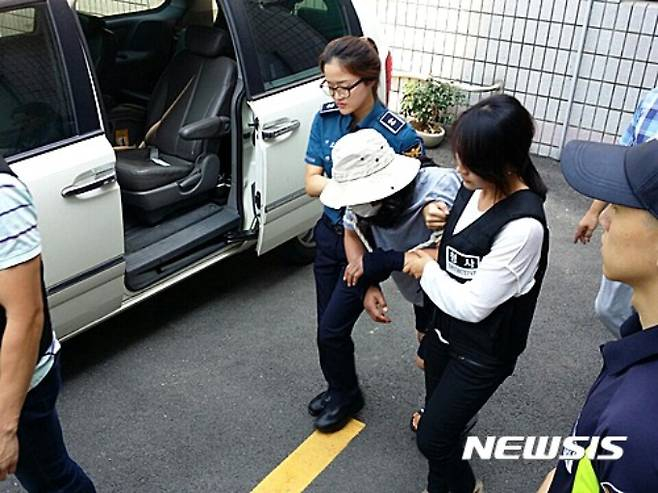 2016년 8월 21일 오후 경기 시흥시 시흥경찰서에서 '애완견에게 씌인 악귀가 딸에게 옮겨갔다'며 딸을 참혹하게 살해한 김모(당시 54세)씨와 아들(당시 26세)이 법원에서 구속 전 피의자심문(영장실질심사)를 받기 위해 차량으로 이동하고 있다. /사진=뉴시스