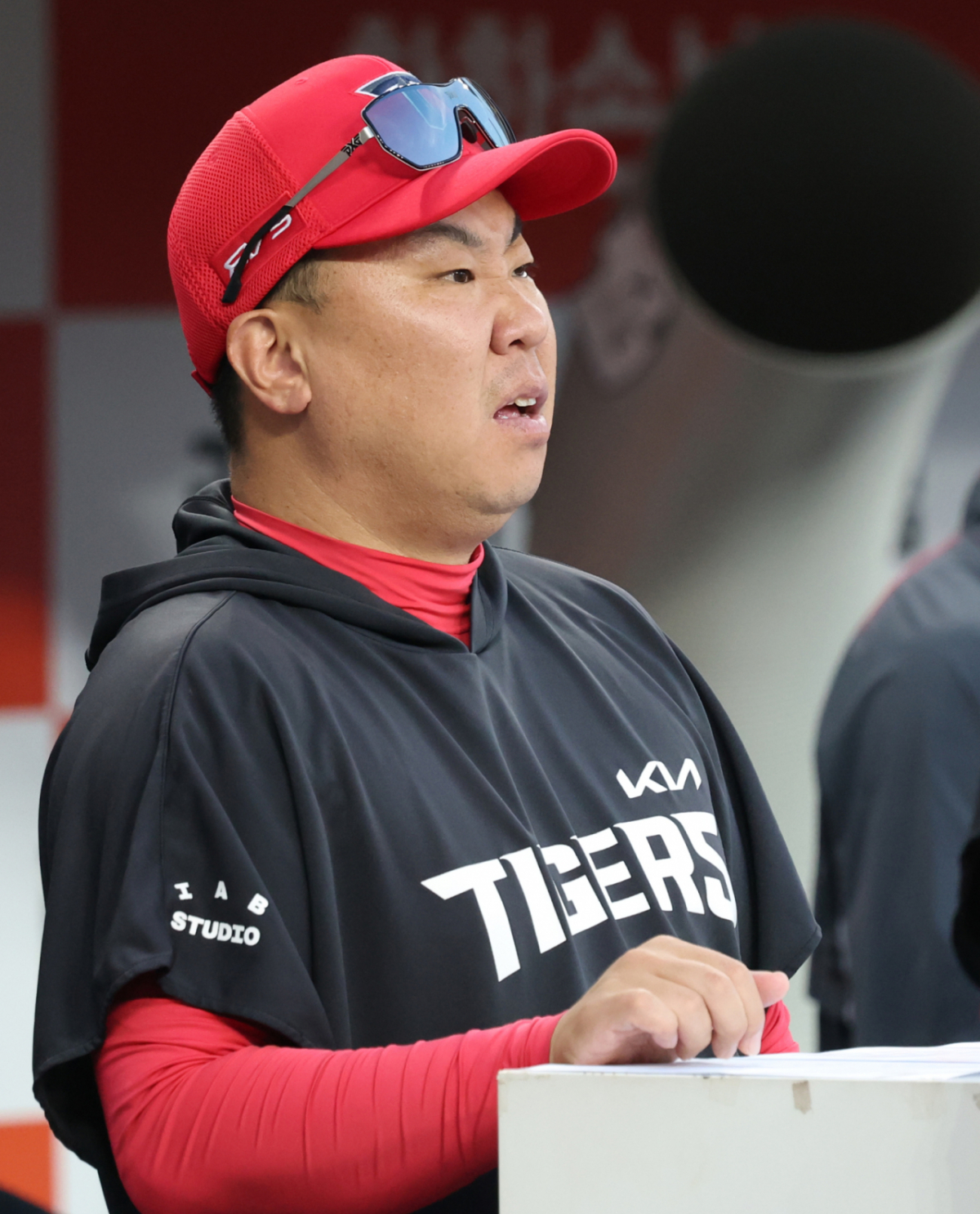 2026 신한 SOL KBO리그 한화 이글스 대 KIA 타이거즈 경기가 18일 대전한화생명볼파크에서 열렸다.  KIA 이범호 감독이 1회초 득점 찬스가 무산되자 아쉬워하고 있다. /사진=김진경 kim.jinkyung@