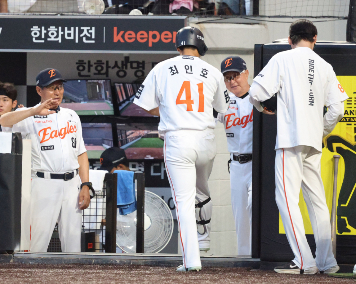 2026 신한 SOL KBO리그 한화 이글스 대 KIA 타이거즈 경기가 18일 대전한화생명볼파크에서 열렸다. 한화 최인호가 1회말 무사에서 KIA 선발 네일을 상대로 선제 1점 홈런을 날리고 홈인한 후 김경문 감독의 환영을 받고 있다. /사진=김진경 kim.jinkyung@