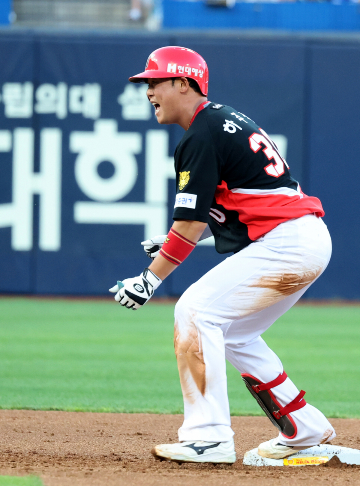 기아 7번타자 하주석이 30일 대구삼성라이온즈파크에서 열린 2026KBO리그 삼성라이온즈와 기아타이거즈 경기 2회초 무사 1,3루에서 1타점 2루타로 출루하고 있다.   이어 김태군의 좌월 3점홈런이 터지며 5-0으로 앞서는 기아.  2026.07.30.         오호라.....    여유있게 슬리이딩 2루안착 /사진=강영조 cameratalks@