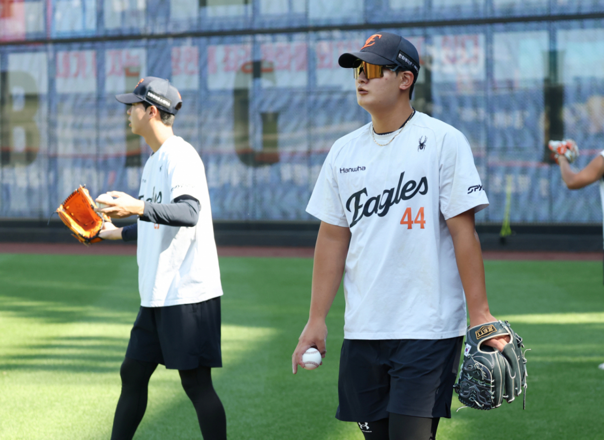 2026 신한 SOL KBO리그 한화 이글스 대 KIA 타이거즈 경기가 18일 대전한화생명볼파크에서 열렸다. 1군에 복귀한 한화 김서현이 캐치볼을 하고 있다. /사진=김진경 kim.jinkyung@