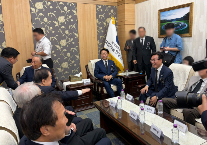 김민석 더불어민주당 대표가 18일 조정식 국회의장, 문희상 전 국회의장과 이야기를 나누는 모습. /사진=김지은 기자