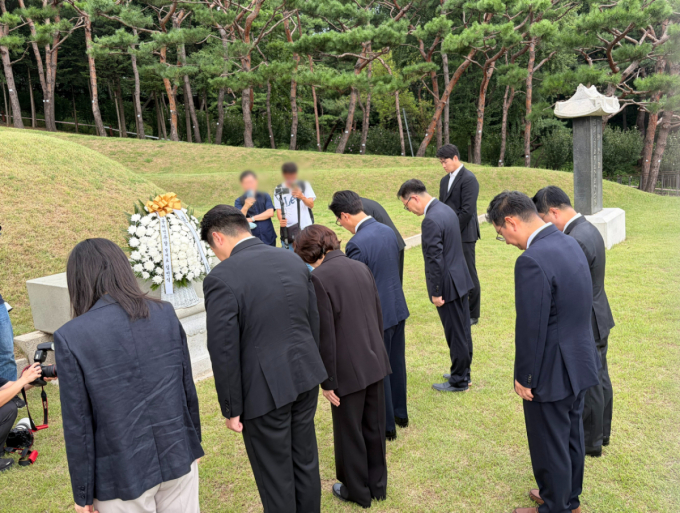 김민석 더불어민주당 대표가 18일 서울 용산구 효창공원에서 백범 김구 묘역에서 참배하는 모습. /사진=김지은 기자
