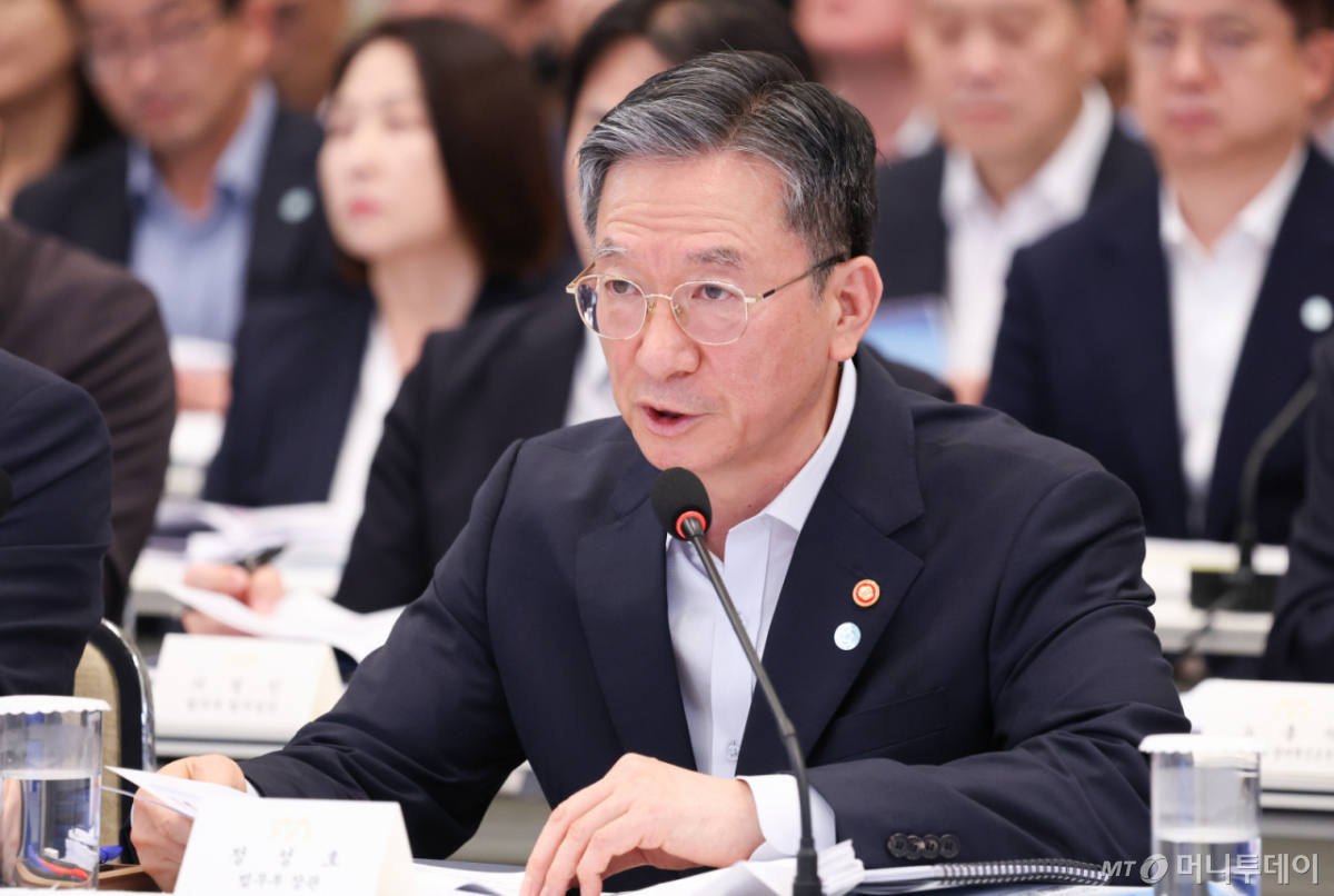 (서울=뉴스1) 허경 기자 = 정성호 법무부 장관이 5일 청와대 영빈관에서 열린 행정안전부, 법무부, 국무조정실, 법제처, 인사혁신처 2차 업무보고에서 업무보고를 하고 있다. (청와대통신사진기자단) 2026.8.5/뉴스1 Copyright © 뉴스1. All rights reserved. 무단 전재 및 재배포, AI학습 이용 금지. /사진=(서울=뉴스1) 허경 기자