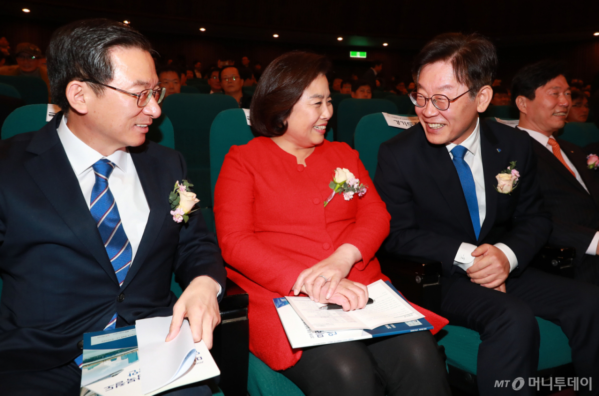 이재명 경기도지사가 20일 오후 서울 여의도 국회 도서관에서 '미래철도 및 남북철도 인프라 구축방안'을 주제로 열린 2018 국회철도정책 세미나에 참석해 정성호 기획재정위원장, 박순자 자유한국당 의원과 대화를 하고 있다.