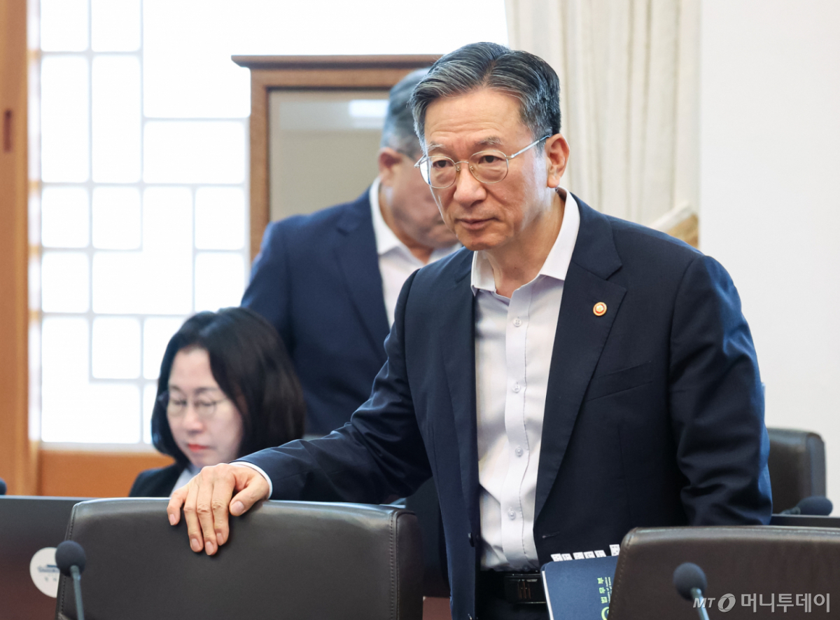 (서울=뉴스1) 이재명 기자 = 정성호 법무부 장관이 4일 청와대에서 열린 국무회의에 참석하고 있다. (청와대통신사진기자단) 2026.8.4/뉴스1 Copyright © 뉴스1. All rights reserved. 무단 전재 및 재배포, AI학습 이용 금지. /사진=(서울=뉴스1) 이재명 기자