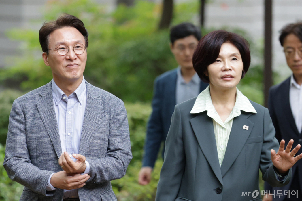 (서울=뉴스1) 안은나 기자 = 김민석 국무총리(왼쪽)와 한정애 더불어민주당 정책위의장이 12일 오후 서울 종로구 총리공관에서 제4차 고위당정협의회에 참석하기 위해 회의장으로 향하고 있다. (공동취재) 2025.10.12/뉴스1 Copyright © 뉴스1. All rights reserved. 무단 전재 및 재배포, AI학습 이용 금지. /사진=(서울=뉴스1) 안은나 기자