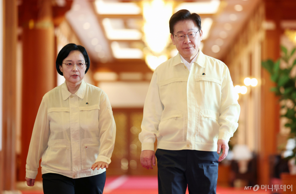 [서울=뉴시스] 김진아 기자 = 이재명 대통령과 한성숙 국무총리가 18일 청와대에서 열린 제1회 을지국무회의에 입장하고 있다. 2026.08.18. bluesoda@newsis.com /사진=김진아