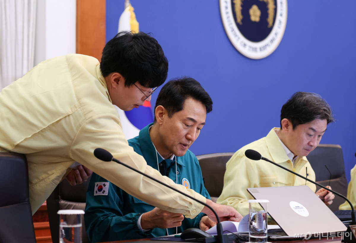 (서울=뉴스1) 허경 기자 = 오세훈 서울시장이 18일 청와대에서 열린 제1회 을지국무회의에서 자료를 살펴보고 있다. 2026.8.18/뉴스1 Copyright © 뉴스1. All rights reserved. 무단 전재 및 재배포, AI학습 이용 금지. /사진=(서울=뉴스1) 허경 기자
