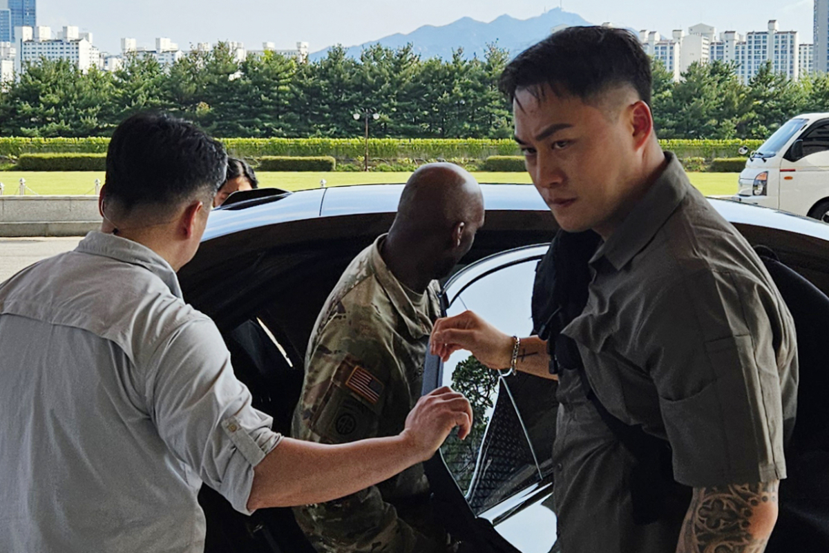 [서울=뉴시스] 옥승욱 기자 = 도널드 트럼프 미국 대통령이 '을지 자유의 방패'(을지프리덤실드·UFS) 연습 축소를 지시한 가운데 제이비어 브런슨(가운데) 주한미군사령관 겸 유엔군사령관이 18일 오후 서울 용산구 국방부에서 안규백 국방부 장관을 만난 뒤 청사를 나서고 있다. 2026.08.18.  /사진=류현주