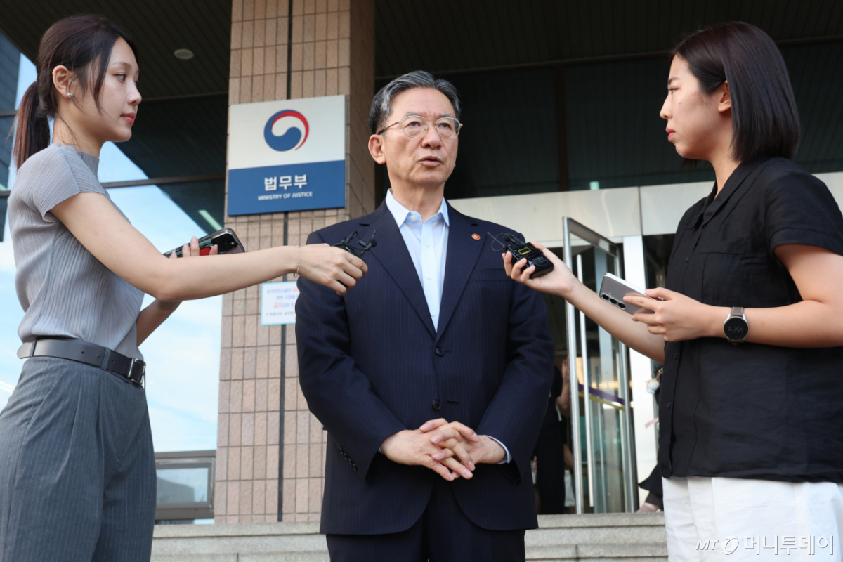 청와대에 사직서를 제출한 정성호 법무부 장관이 18일 경기도 과천시 정부과천청사 법무부를 나서며 취재진 질문에 답하고 있다/사진=머니투데이 DB