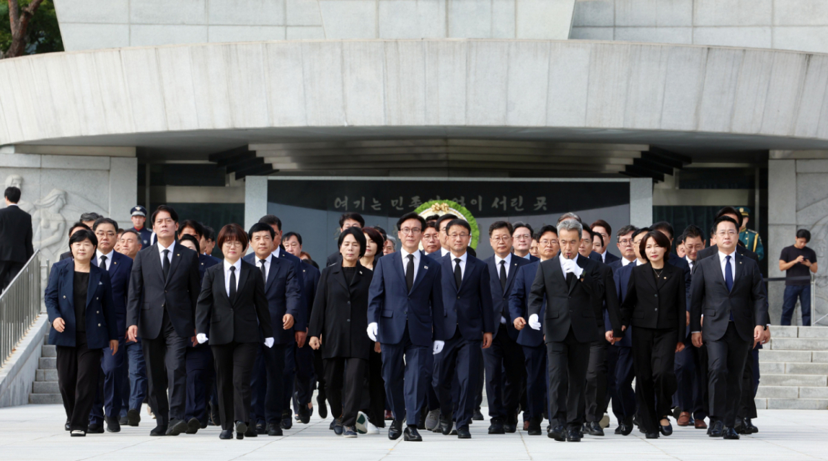 김민석 더불어민주당 대표가 18일 오전 서울 동작구 국립서울현충원 현충탑 참배를 마친 뒤 이동하고 있다. /사진=뉴시스