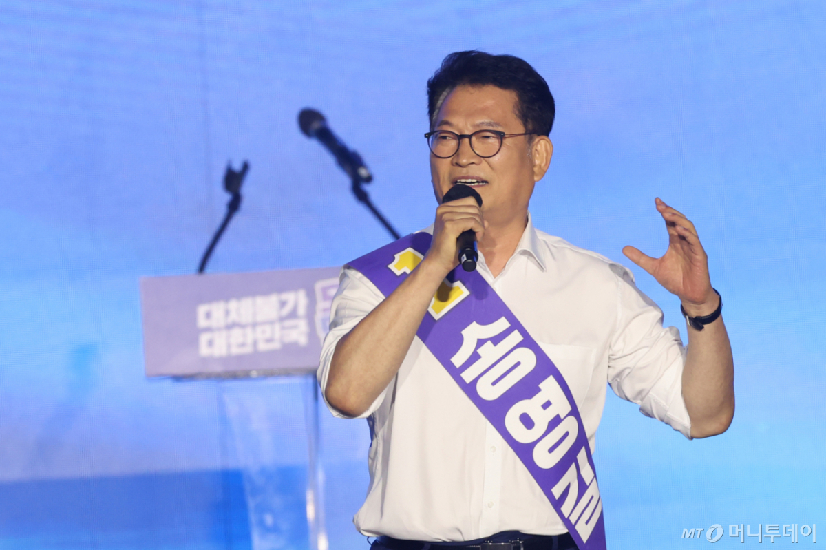 (대전=뉴스1) 황기선 기자 = 송영길 더불어민주당 당대표 후보가 17일 오후 대전 유성구 DCC대전컨벤션센터에서 열린 '제3차 정기전국당원대회'에서 정견발표를 하고 있다. 2026.8.17/뉴스1 Copyright © 뉴스1. All rights reserved. 무단 전재 및 재배포, AI학습 이용 금지. /사진=(대전=뉴스1) 황기선 기자
