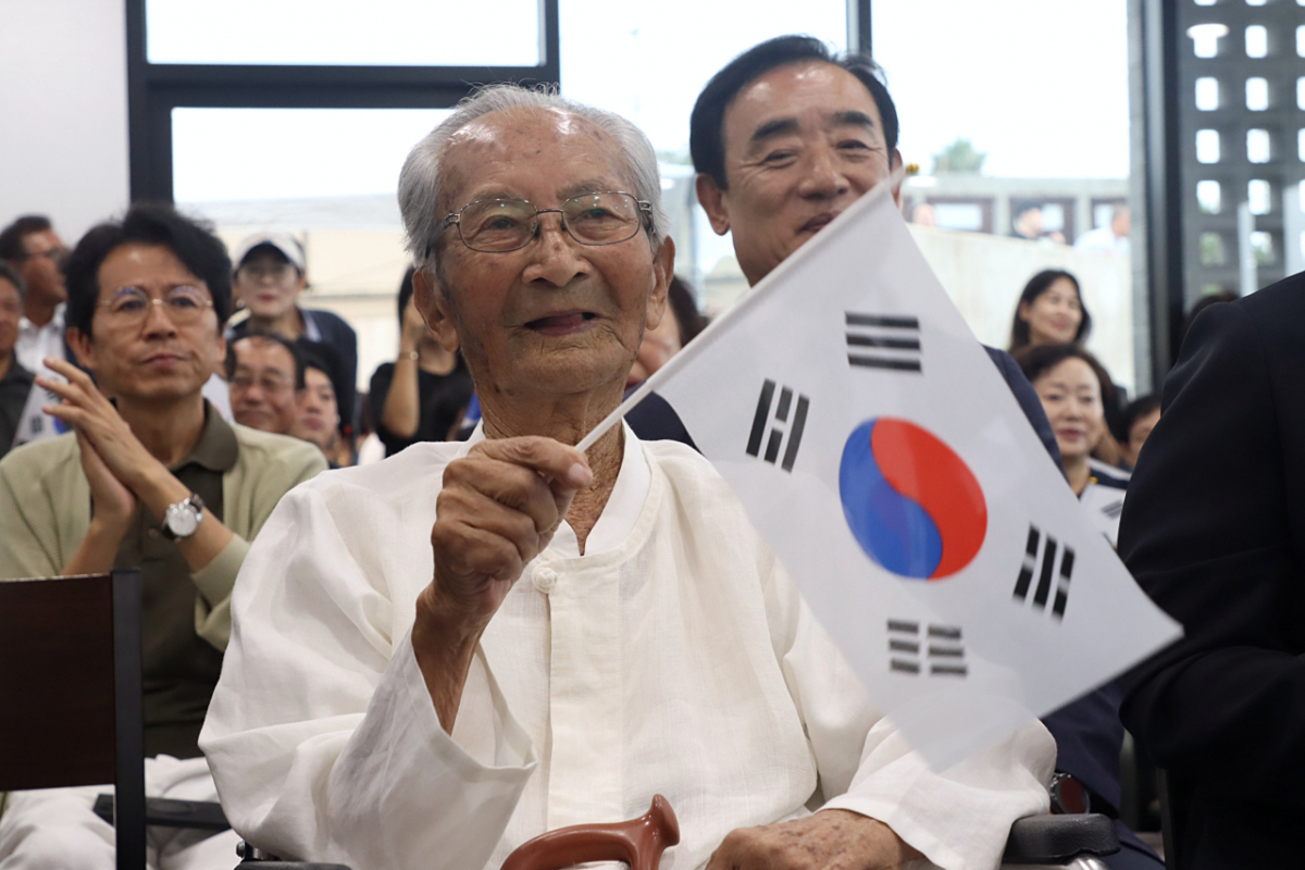 '광복잇길' 행사에 참석한 강태선 애국지사가 태극기를 흔들고 있다. /사진=자생한방병원