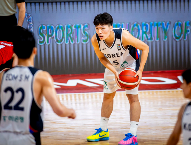경기에 집중하는 윤지훈. /사진=FIBA 캡처