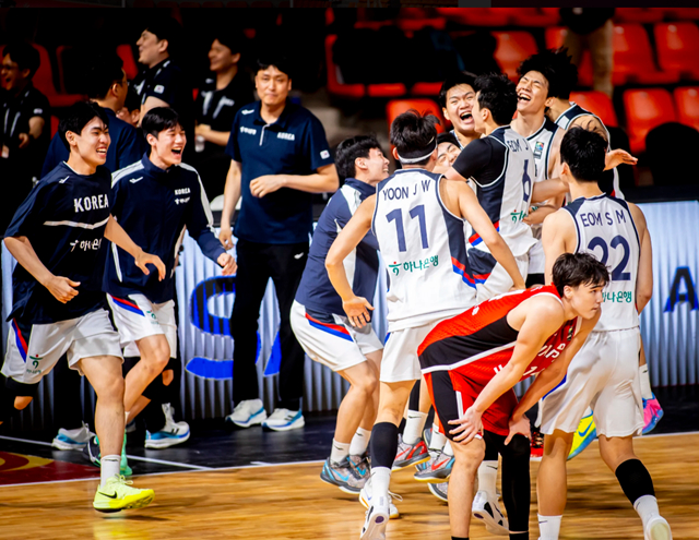 한국의 승리 세리머니. /사진=FIBA 캡처