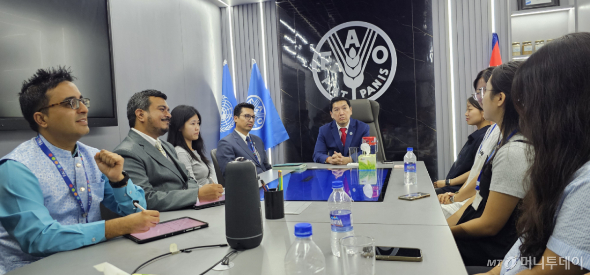 '2026 한국-네팔 대학생 교류 프로그램'에 참가한 학생들이 지난 14일 FAO네팔사무소에서 켄 네팔사무소장 등 관계자들과 함께 현장 방문성과와 향후 활동계획 등에 대해 이야기를 나누고 있다. /사진=정혁수 기자