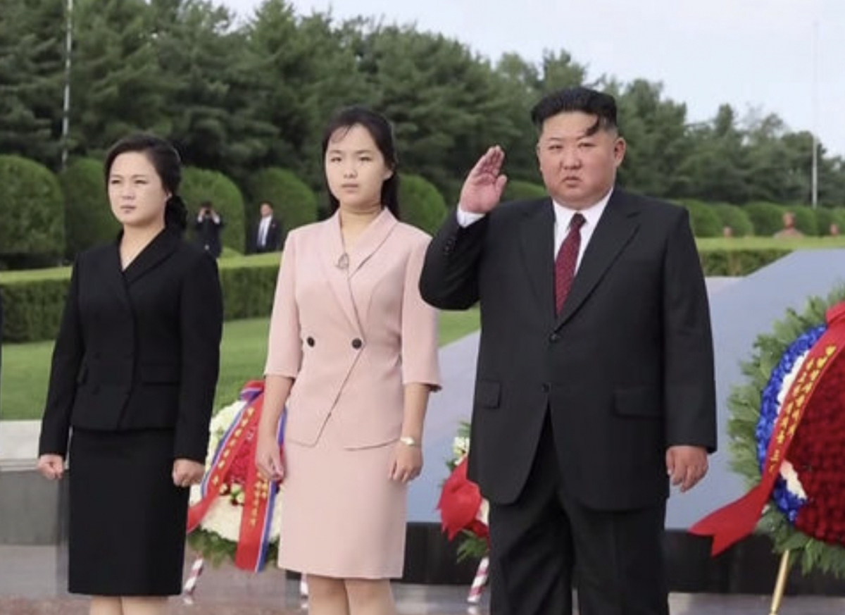 김정은 북한 국무위원장이 14일 부인 리설주, 딸 주애와 함께 광복 81주년을 맞아 대성산혁명열사릉과 항일혁명열사추모비를 참배했다고 조선중앙TV가 15일 보도했다./사진=뉴스1