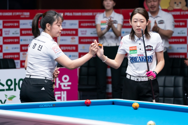 브레이커스 히다 오리에(오른쪽)와 임경진. /사진=PBA 투어 제공