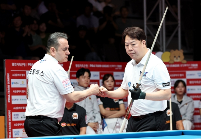 휴온스 모랄레스(왼쪽)와 강동궁. /사진=PBA 투어 제공