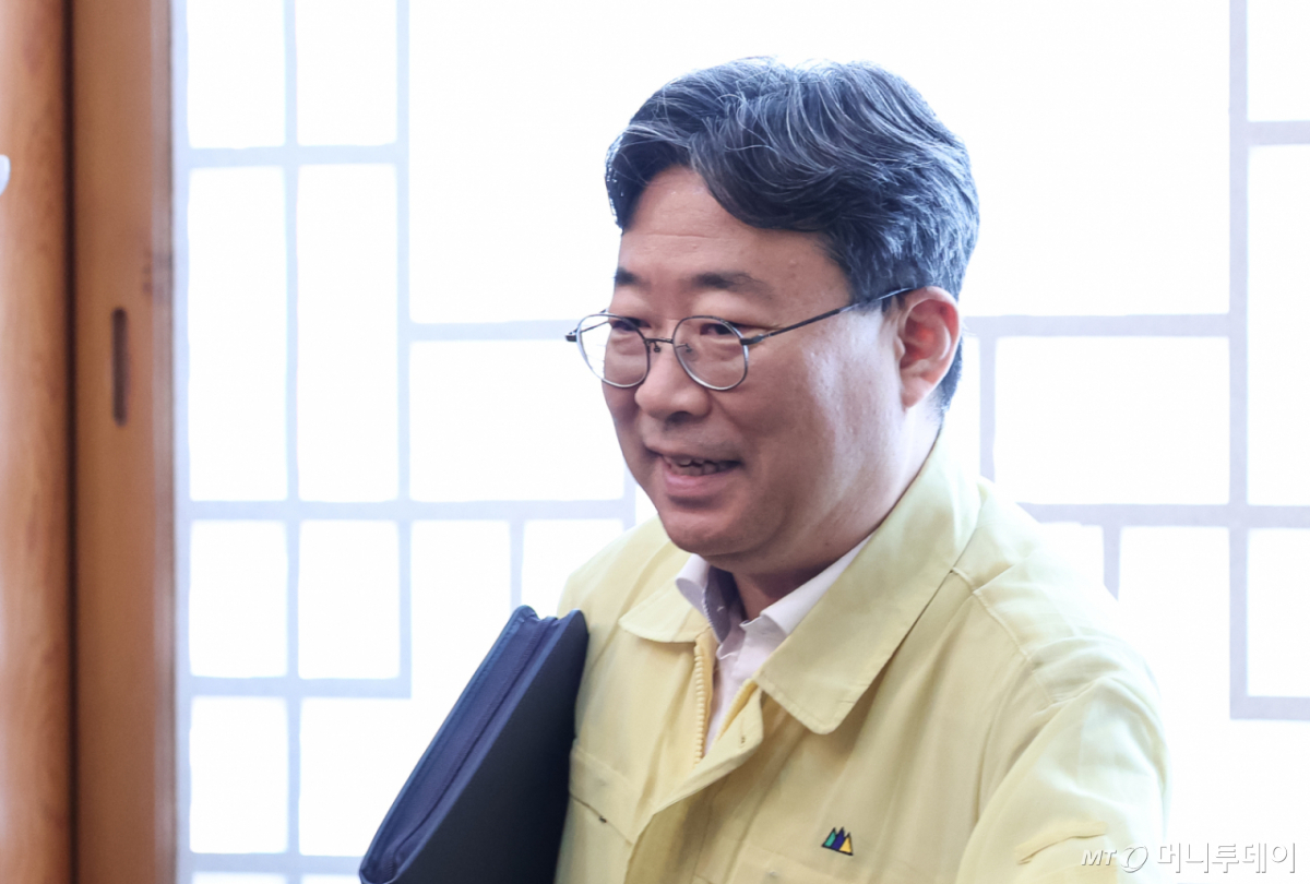 (서울=뉴스1) 허경 기자 = 하준경 경제성장수석이 18일 청와대에서 열린 제1회 을지국무회의에 입장하고 있다. 2026.8.18/뉴스1 Copyright © 뉴스1. All rights reserved. 무단 전재 및 재배포, AI학습 이용 금지. /사진=(서울=뉴스1) 허경 기자